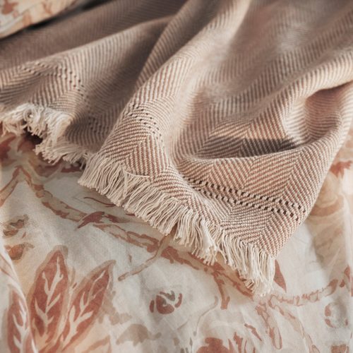 SP25_EEcom_SeaBloomPrintBed_NaturalwPraline_B_059